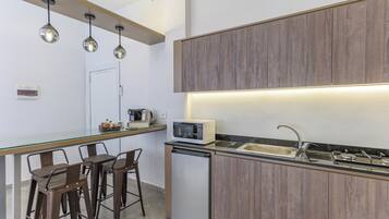 House, 4 Bedrooms, Balcony, City View | Private kitchen | Mini-fridge, microwave, stovetop, espresso maker