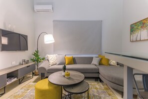 Maison, 4 chambres, balcon, vue sur la ville | Aire de séjour | Téléviseur connecté de 43 po avec télévision par câble, Netflix