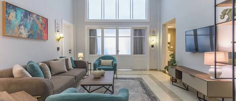 Ferienhaus, 4 Schlafzimmer, Balkon, Stadtblick | Wohnbereich | 43-Zoll-Smart-TV mit Kabelempfang, Netflix, Streaming-Dienste