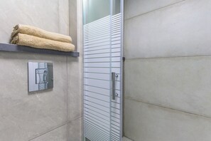 House, 4 Bedrooms, Balcony, City View | Bathroom | Shower, rainfall showerhead, free toiletries, hair dryer - Maison des Muses Full Guesthouse in Gemmayzeh (Beirut)