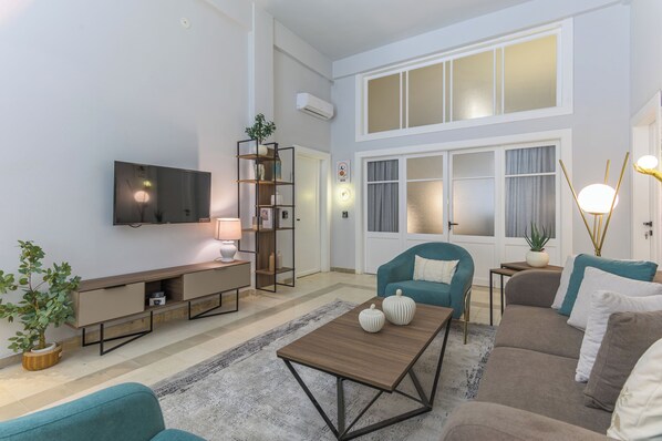 Casa, 4 camere da letto, balcone, vista città | Area soggiorno | Smart TV 43 pollici con canali via cavo, Netflix, servizi in streaming