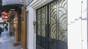 Una façana comercial amb una reixa metàl·lica decorativa i un rètol que diu 'Restaurant du Caviar'.