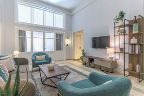 獨棟房屋, 4 間臥室, 陽台, 城市景觀 | 起居區 | 43-吋智慧型電視、有線頻道、Netflix、串流服務