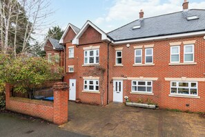 Exterior - 5-Bed Home (sleeps 11), 3.5 Baths, Free Parking (Woking)