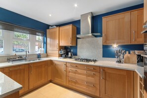 Private kitchen - 5-Bed Home (sleeps 11), 3.5 Baths, Free Parking (Woking)