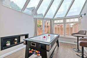 Games room - 5-Bed Home (sleeps 11), 3.5 Baths, Free Parking (Woking)