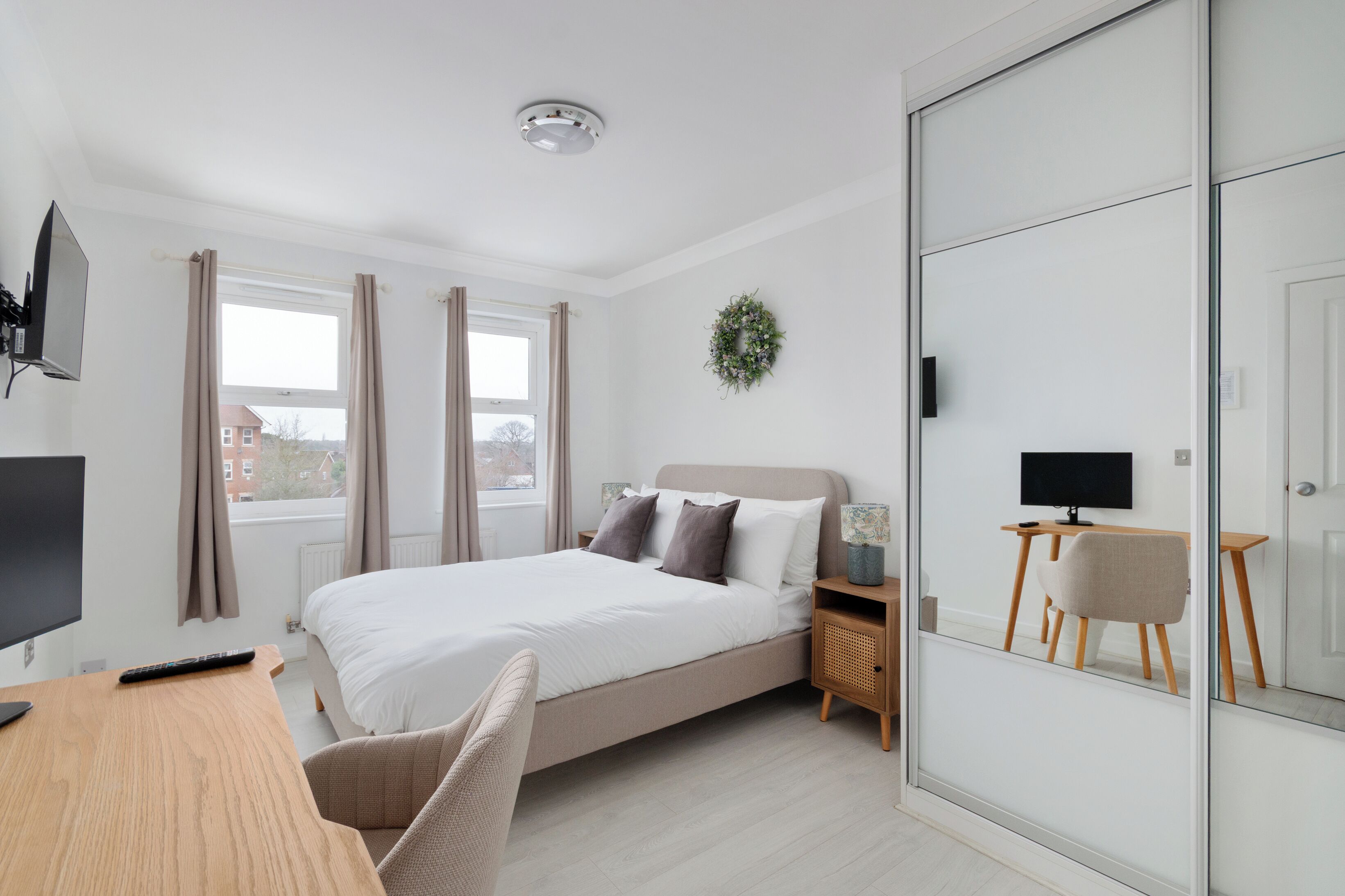 5 bedrooms, iron/ironing board, WiFi, bed sheets