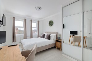 5 bedrooms, iron/ironing board, WiFi, bed sheets - 5-Bed Home (sleeps 11), 3.5 Baths, Free Parking (Woking)
