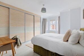 5 bedrooms, iron/ironing board, WiFi, bed sheets - 5-Bed Home (sleeps 11), 3.5 Baths, Free Parking (Woking)