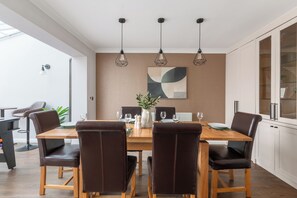 Dining - 5-Bed Home (sleeps 11), 3.5 Baths, Free Parking (Woking)
