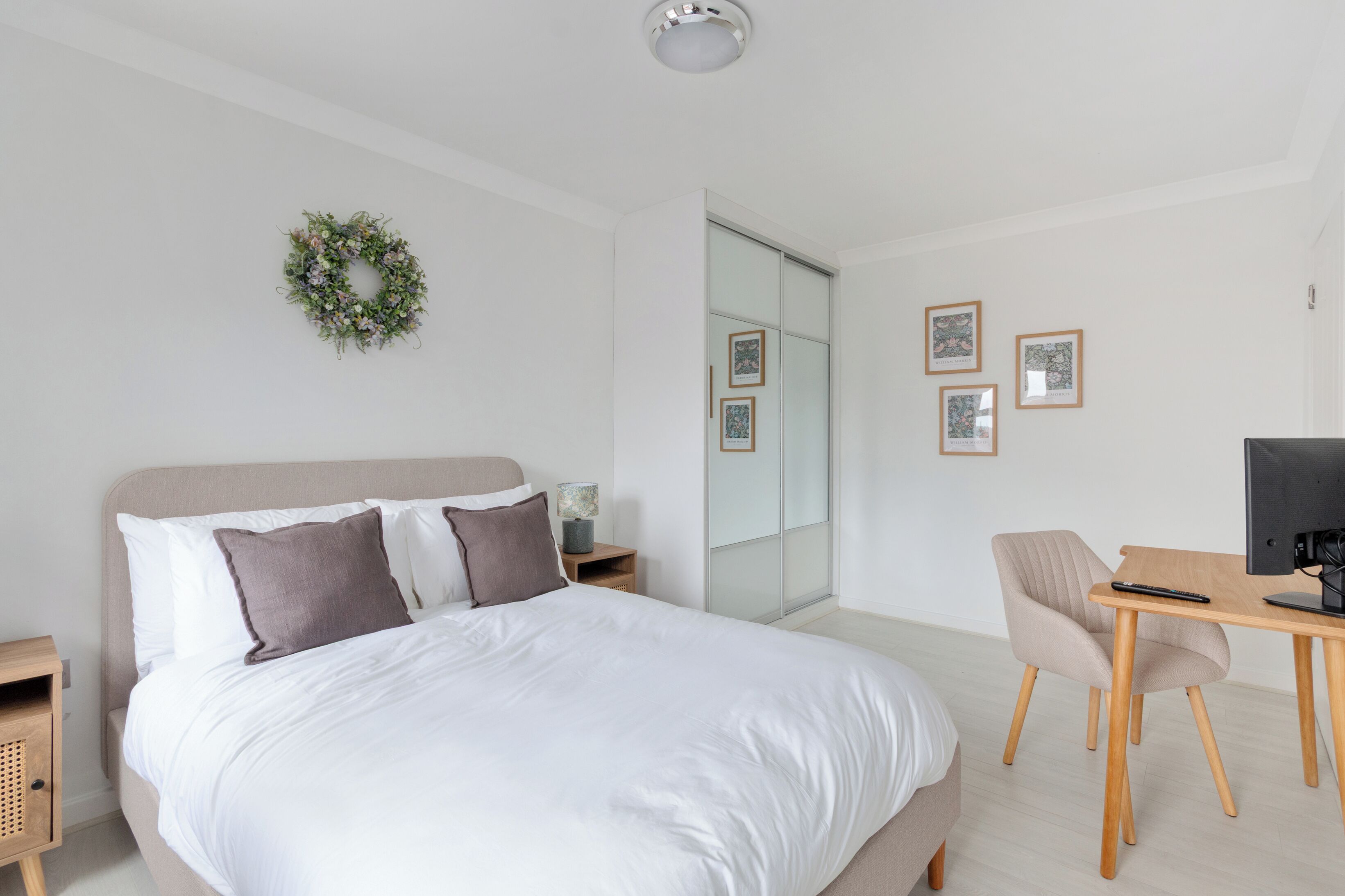 5 chambres, fer et planche à repasser, Wi-Fi, draps fournis