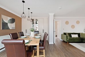 Dining - 5-Bed Home (sleeps 11), 3.5 Baths, Free Parking (Woking)