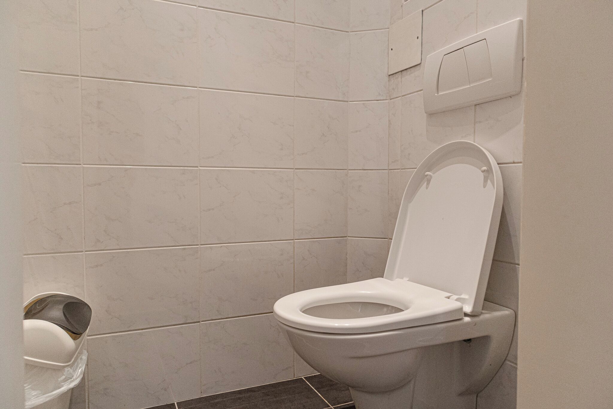 Eenvoudig appartement | Badkamer | Een aparte badkuip en douche, gratis toiletartikelen, een haardroger