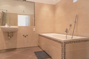 Apartamento básico | Banheiro | Banheira e chuveiro separados, produtos de toalete grátis