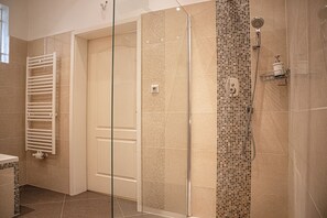 Basic-Apartment | Badezimmer | Badewanne und Dusche (separat), kostenlose Toilettenartikel