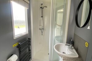 Shower - Palm Grove 3 - Golden Palm Resort (Chapel St Leonards)