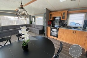 Interior - Palm Grove 3 - Golden Palm Resort (Chapel St Leonards)