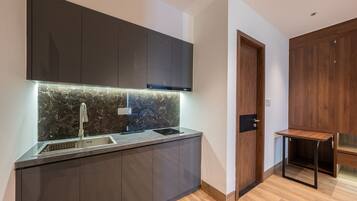 Réfrigérateur, micro-ondes, four, plaque de cuisson