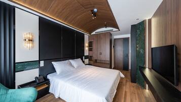 Deluxe Double Room | In-room safe, desk, soundproofing, free WiFi