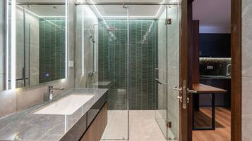 Design penthouse, balkon, gedeeltelijk uitzicht op zee | Badkamer | Een douche, gratis toiletartikelen, een haardroger, pantoffels