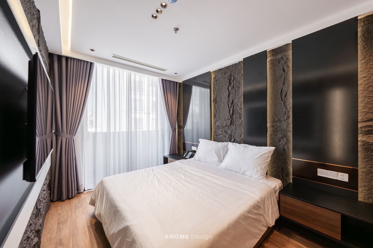 One Bedroom Apartment | Minibar, in-room safe, desk, soundproofing