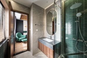 Deluxe Studio | Bathroom | Shower, rainfall showerhead, free toiletries, hair dryer