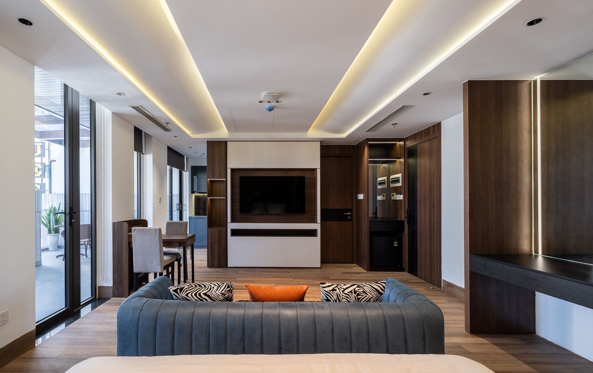 Penthouse, City View | Living area | 40-inch LCD TV with cable channels