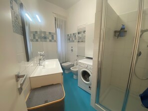 Shower, hair dryer, bidet, towels - Dimora Brenta - 7 minutes from the Duomo by metro (Milano)