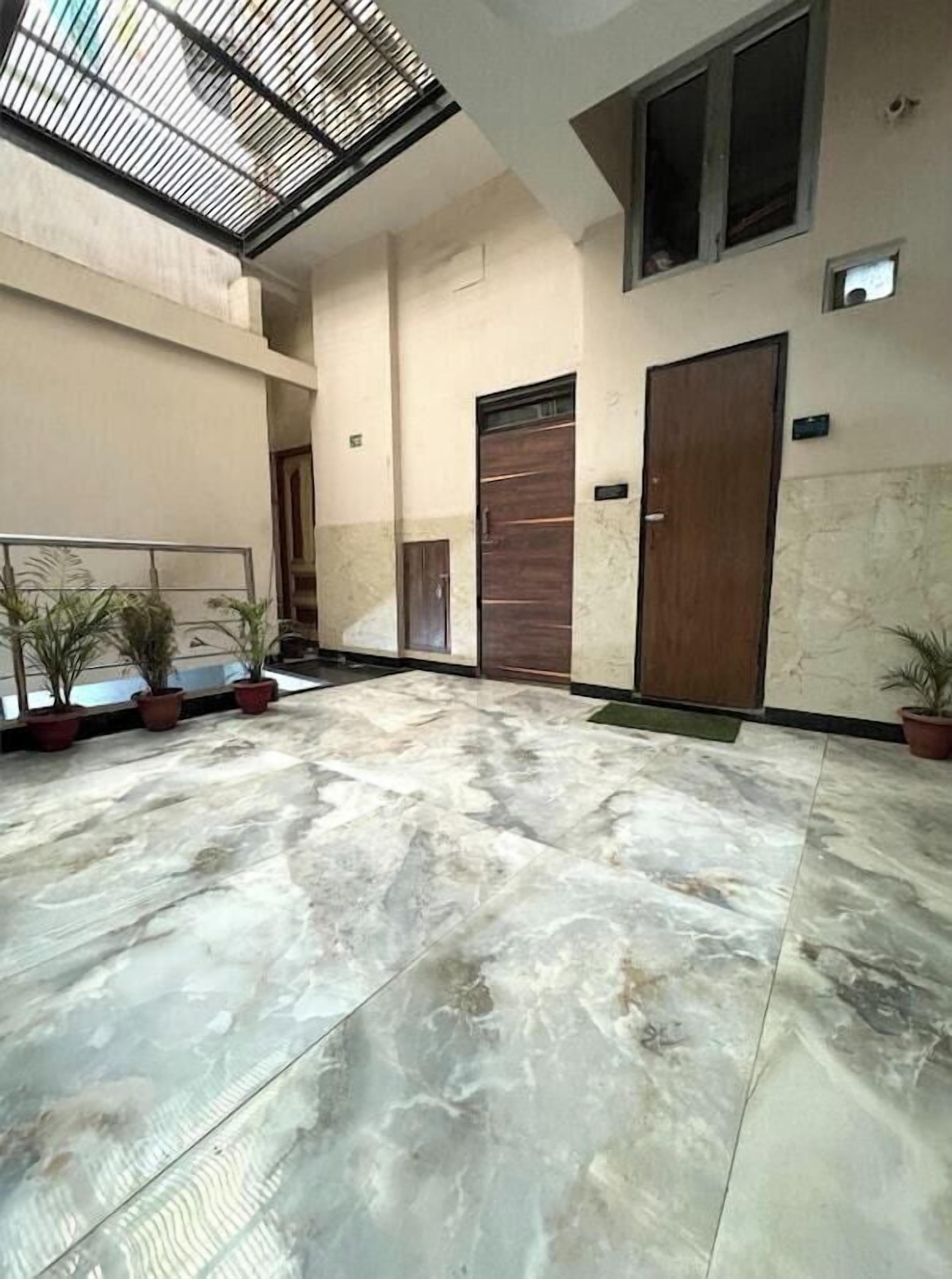 المنشأة من الداخل