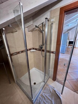 Shower - Studio 7 (Nago-Torbole)