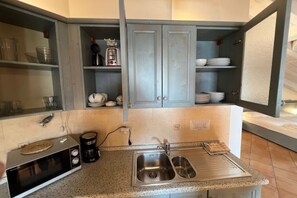 Réfrigérateur, four à micro-ondes, un four, surface de cuisson