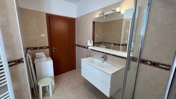 Douche, sĂšche-cheveux