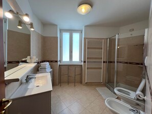 Shower, bidet - Superior 3 (Nago-Torbole)