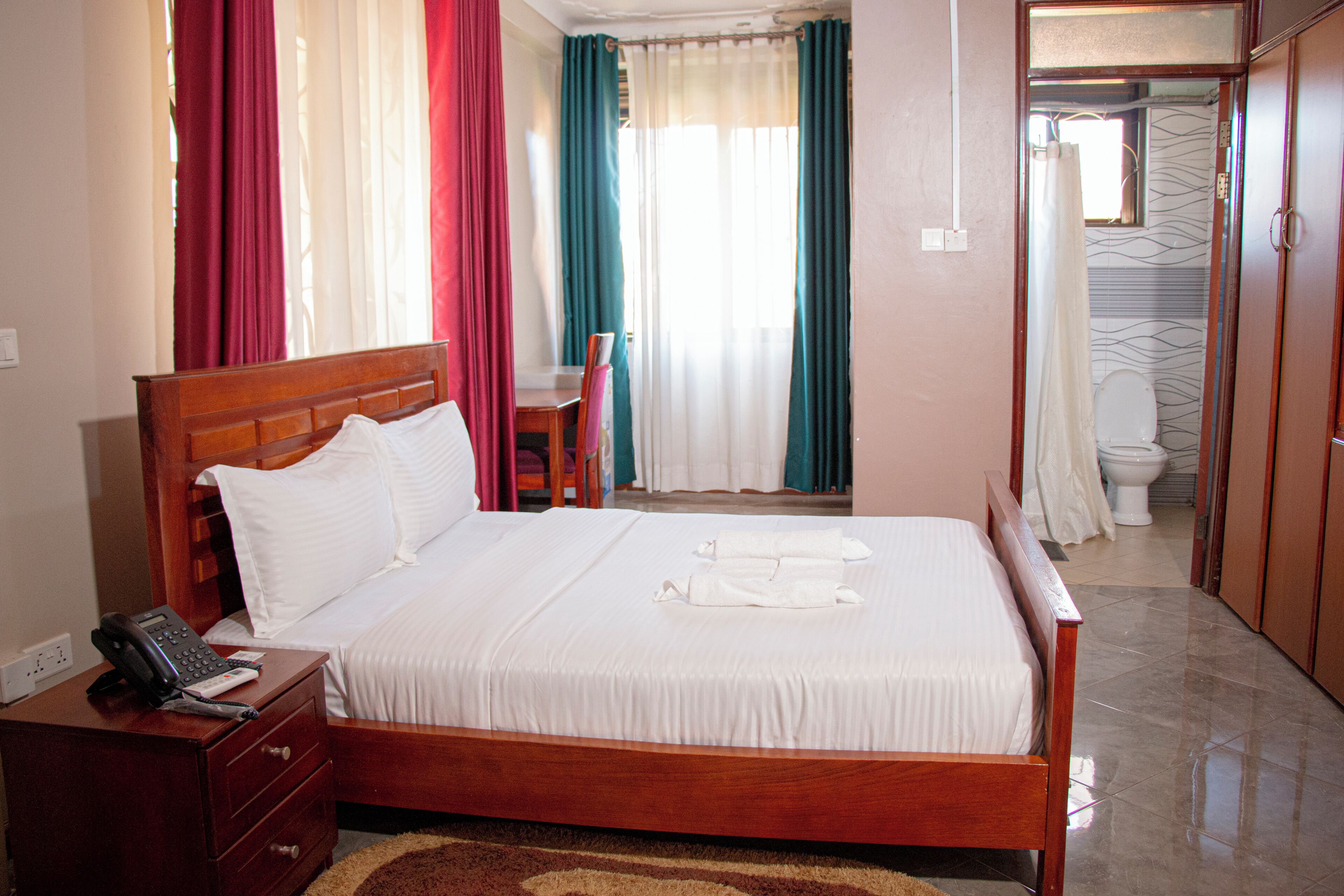 Sängtillbehör av högsta kvalitet, bäddmadrasser och skrivbord