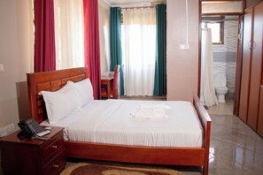 Ylelliset vuodevaatteet, pillowtop-patjalliset sängyt, työpöytä