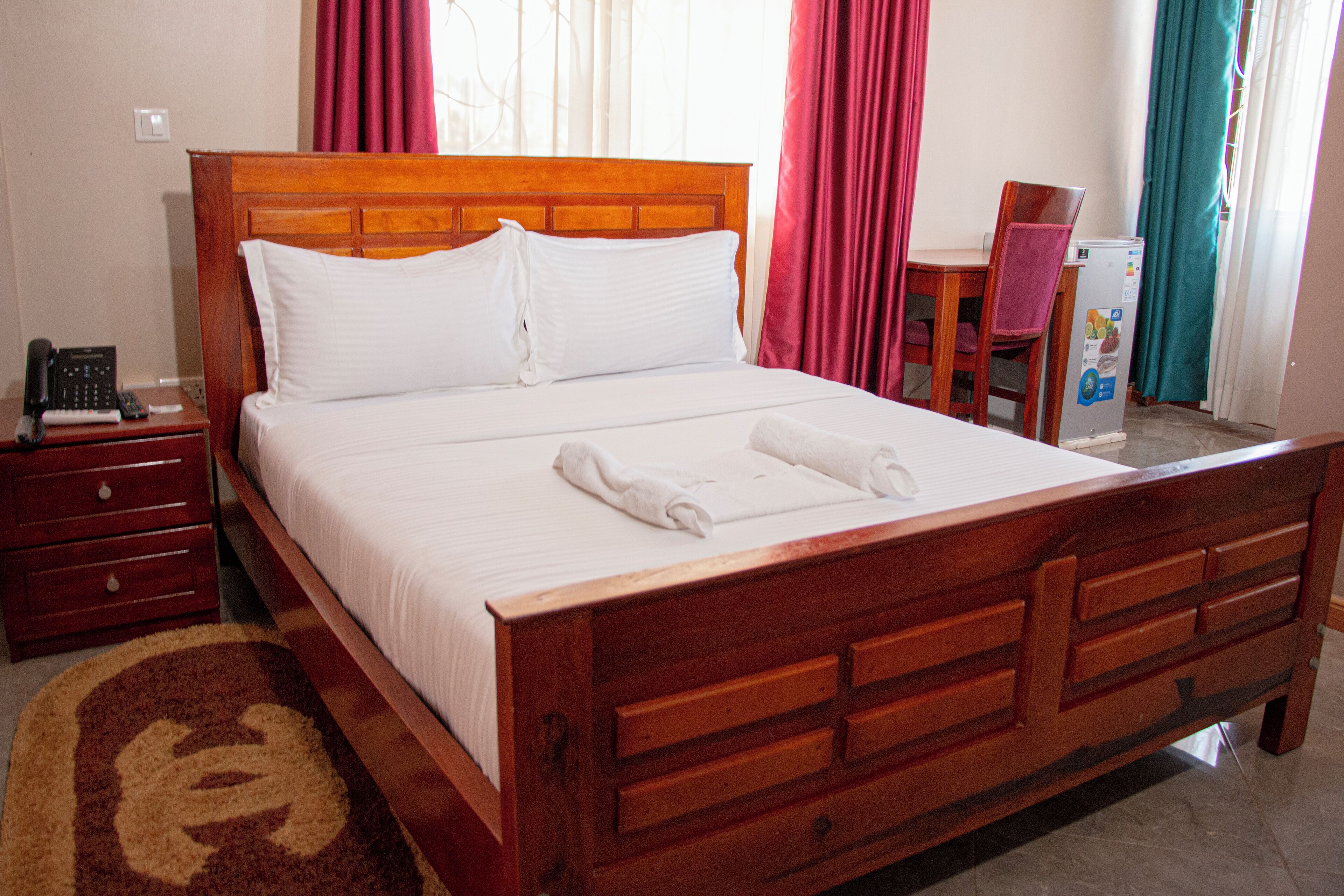 Escritorio y espacio para trabajar con laptop 