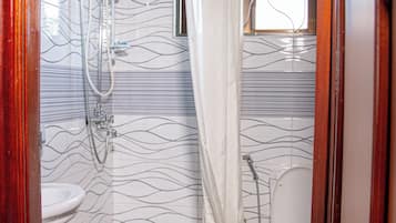 Kamar Double Comfort | Kamar mandi | Shower, handuk, sabun, dan tisu toilet