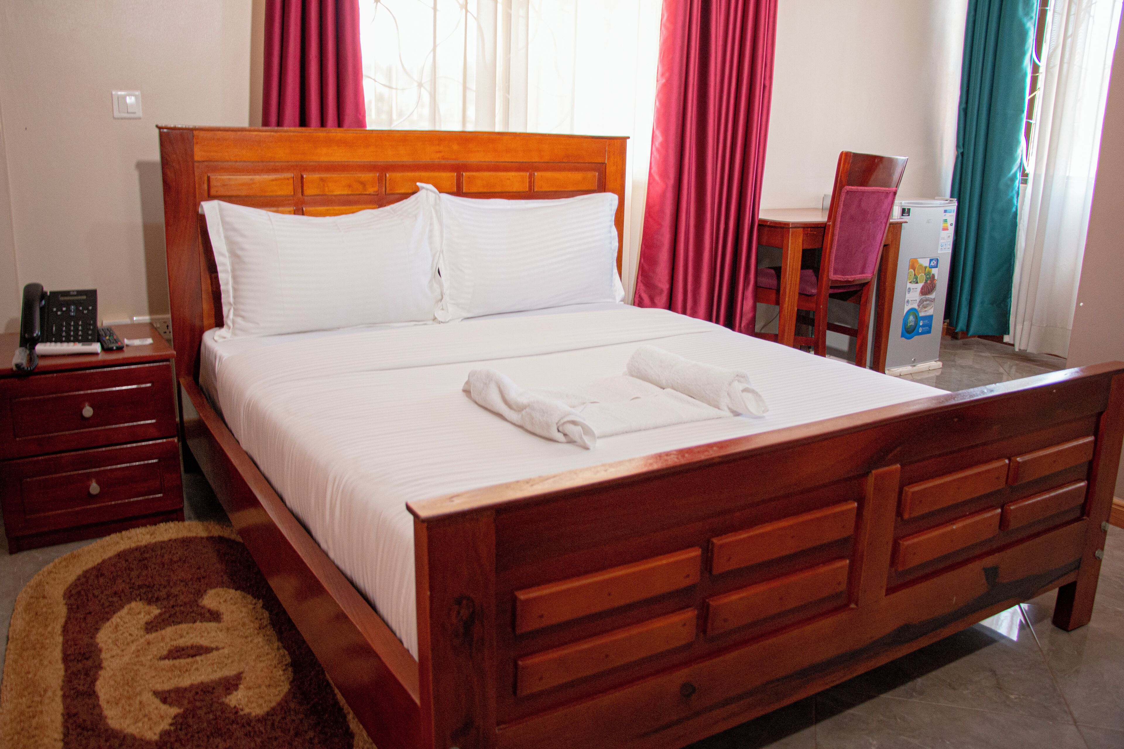 Ylelliset vuodevaatteet, pillowtop-patjalliset sängyt, työpöytä