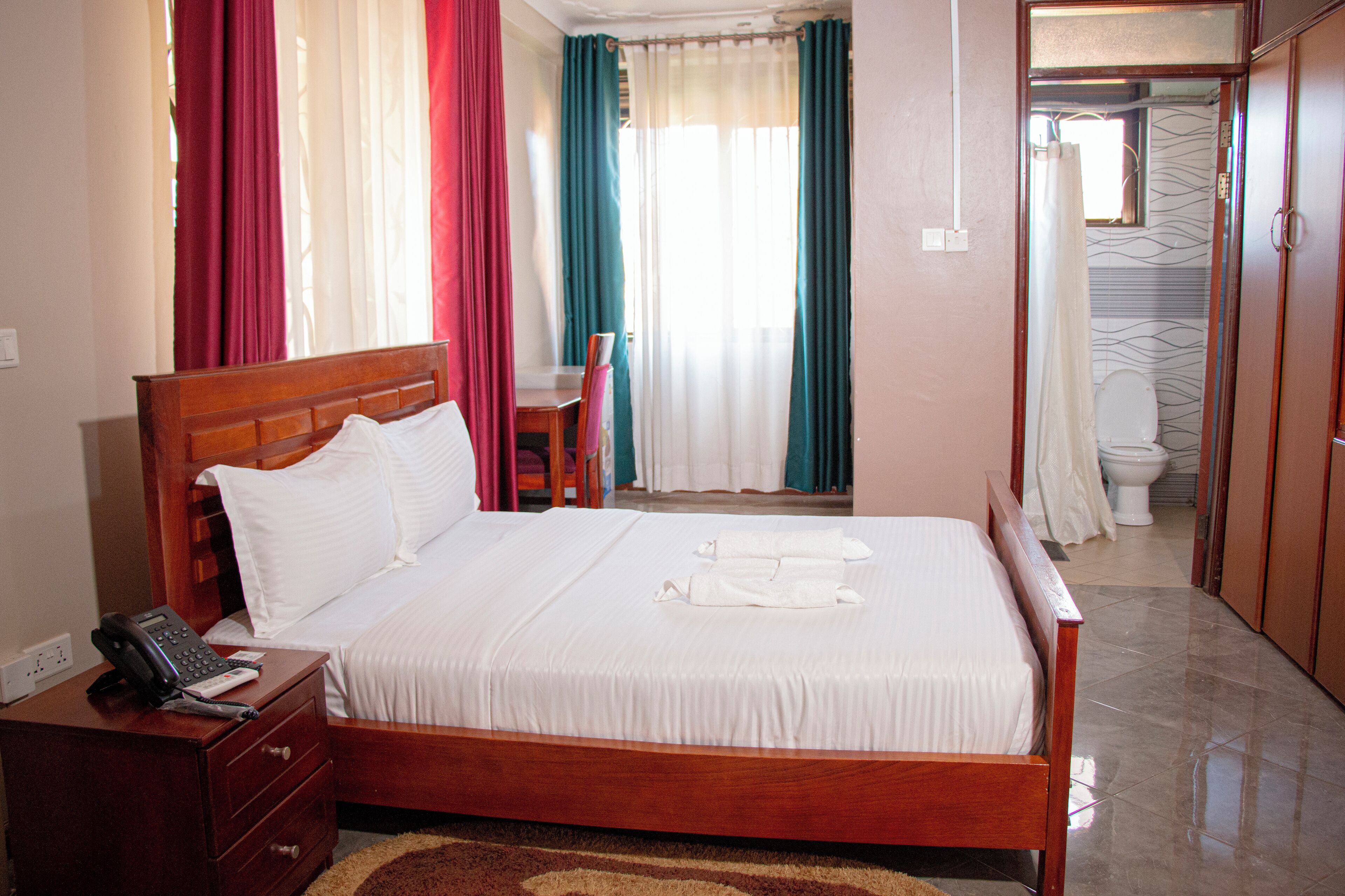 Escritorio y espacio para trabajar con laptop 