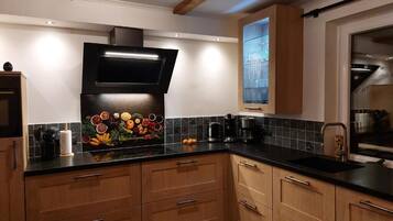 Comfort Apartment, Balcony, Garden View | Private kitchen