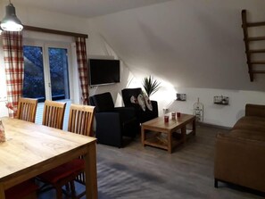 Comfort Apartment, Balcony, Garden View | Dining - Haus-Aloisia (Sankt Michael im Lungau)