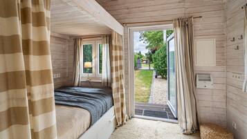 3 bedrooms, desk, WiFi, bed sheets