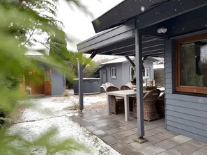 Outdoor dining - House Lexington with Sauna & Hot Tub by the Lake (Wettringen)