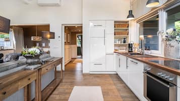 Fridge, oven, stovetop, dishwasher