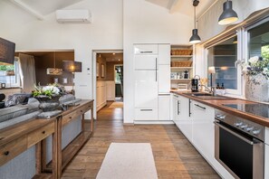Wasserkocher mit Kaffee-/Teezubehör, Kühlschrank, Ofen, Herdplatte