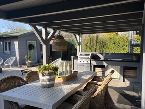 Outdoor dining - House Lexington with Sauna & Hot Tub by the Lake (Wettringen)
