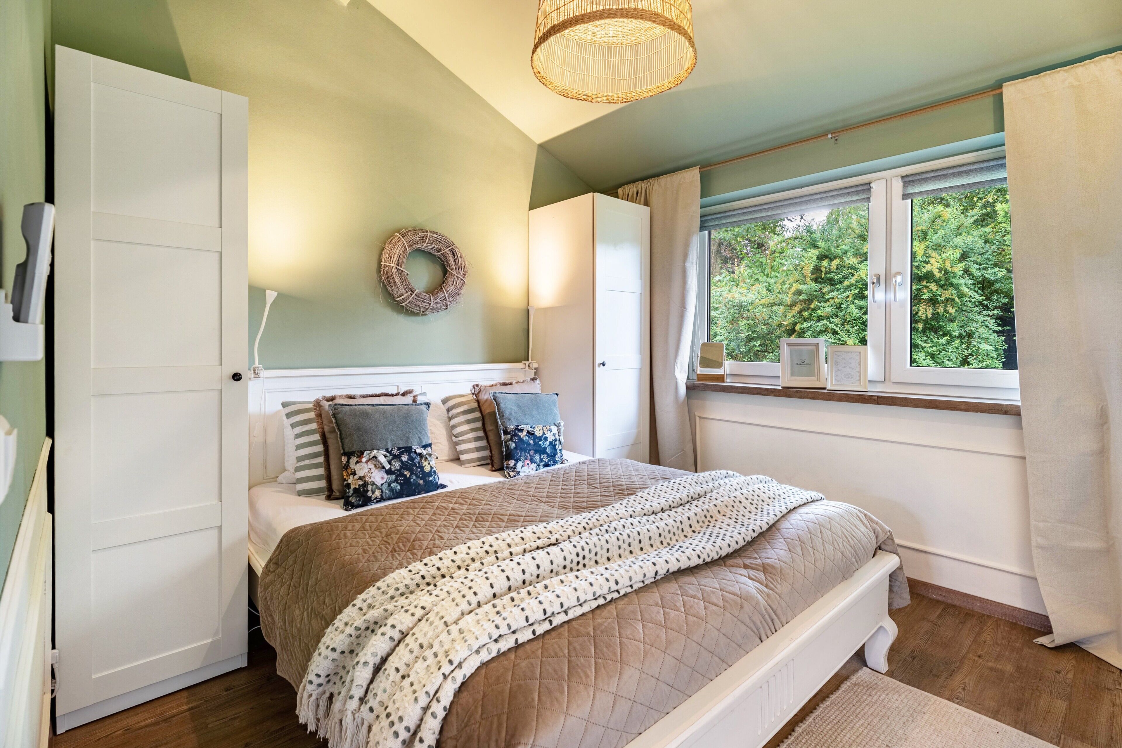 3 bedrooms, desk, WiFi, bed sheets