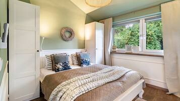 3 bedrooms, desk, WiFi, bed sheets