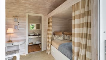 3 bedrooms, desk, WiFi, bed sheets