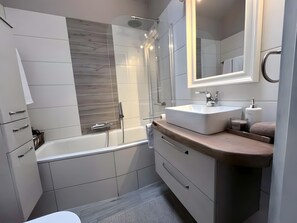 Shower, hair dryer, towels - House Lexington with Sauna & Hot Tub by the Lake (Wettringen)